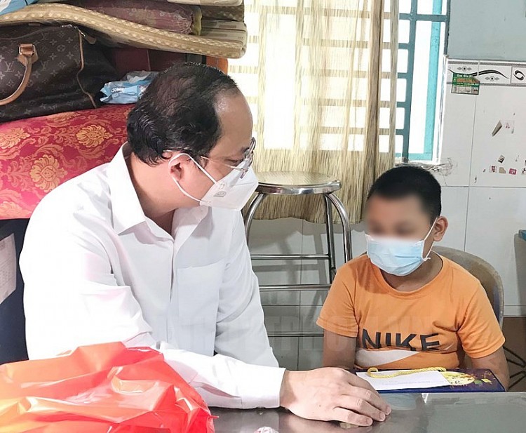 Lãnh đạo Thành ủy TPHCM động viên, thăm hỏi trẻ mồ côi do đại dịch COVID-19. (Ảnh: hcmcpv.org.vn) Lãnh đạo Thành ủy TPHCM động viên, thăm hỏi trẻ mồ côi do đại dịch COVID-19. (Ảnh: hcmcpv.org.vn)