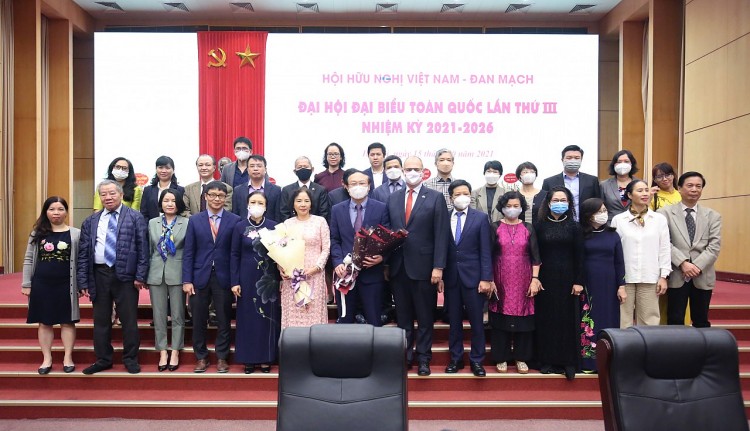 Ban Chấp hành Hội Hữu nghị Việt Nam - Đan Mạch nhiệm kỳ 2021 - 2026 ra mắt Đại hội và chụp ảnh lưu niệm cùng các đại diểu tham dự Đại hội. Ban Chấp hành Hội Hữu nghị Việt Nam - Đan Mạch nhiệm kỳ 2021 - 2026 ra mắt Đại hội và chụp ảnh lưu niệm cùng các đại diểu tham dự Đại hội.