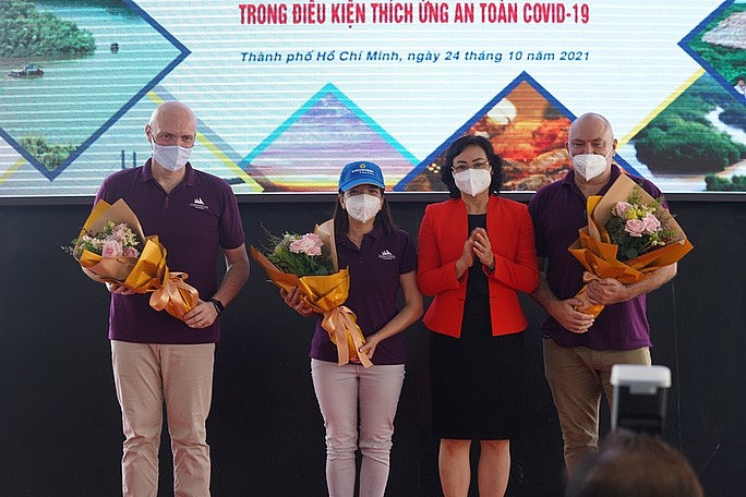 Phó chủ tịch UBND TP HCM Phan Thị Thắng tặng hoa cho đoàn khách đầu tiên đi tour đường sông sáng 24/10. Phó chủ tịch UBND TP HCM Phan Thị Thắng tặng hoa cho đoàn khách đầu tiên đi tour đường sông sáng 24/10.