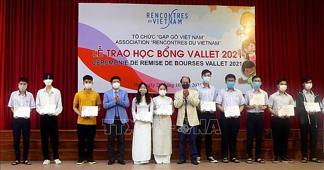 Ban tổ chức trao học bổng cho học sinh, sinh viên xuất sắc. (Ảnh: TTXVN) Ban tổ chức trao học bổng cho học sinh, sinh viên xuất sắc. (Ảnh: TTXVN)