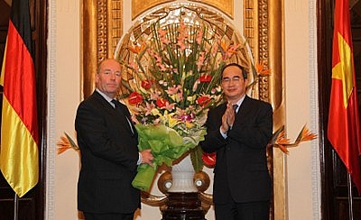 Phó Thủ tướng Nguyễn Thiện Nhân chúc mừng Đại sứ Rolf Schulze. (Ảnh: Chinhphu.vn) Phó Thủ tướng Nguyễn Thiện Nhân chúc mừng Đại sứ Rolf Schulze. (Ảnh: Chinhphu.vn)