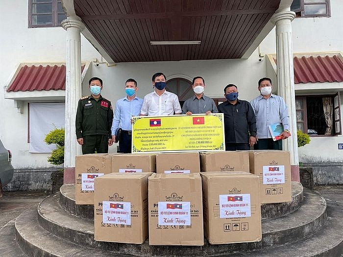 Thiếu tướng Nguyễn Quốc Dũng (áo trắng) trao vật tư y tế cho đại diện chính quyền tỉnh Xaysomboun. (Ảnh: VOV) Thiếu tướng Nguyễn Quốc Dũng (áo trắng) trao vật tư y tế cho đại diện chính quyền tỉnh Xaysomboun. (Ảnh: VOV)