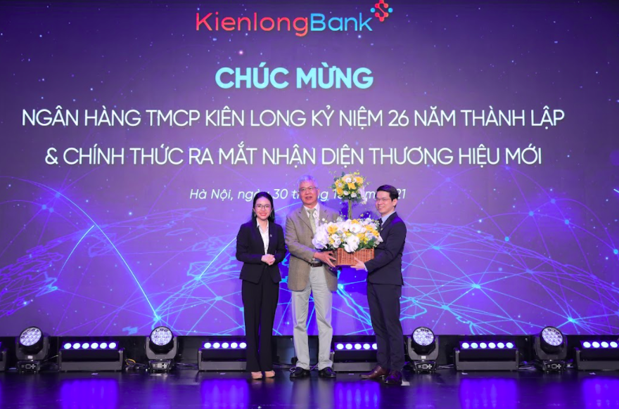 Ông Nguyễn Đức Kiên (ở giữa) - Tổ trưởng Tổ tư vấn Kinh tế của Thủ tướng Chính tặng hoa chúc mừng cho lãnh đạo Ngân hàng TMCP Kiên Long. Ông Nguyễn Đức Kiên (ở giữa) - Tổ trưởng Tổ tư vấn Kinh tế của Thủ tướng Chính tặng hoa chúc mừng cho lãnh đạo Ngân hàng TMCP Kiên Long.