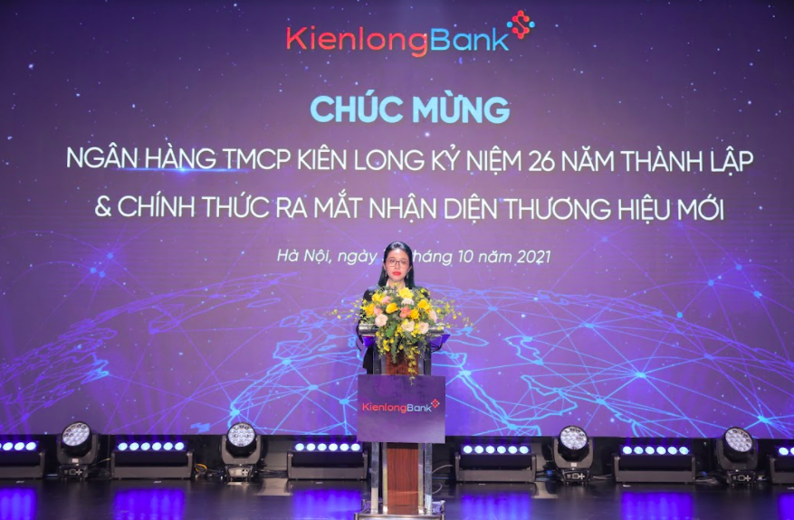 Chủ tịch HĐQT Ngân hàng TMCP Kiên Long – Bà Trần Thị Thu Hằng trình bày định hướng phát triển KienlongBank trong 5 năm tiếp theo. Chủ tịch HĐQT Ngân hàng TMCP Kiên Long – Bà Trần Thị Thu Hằng trình bày định hướng phát triển KienlongBank trong 5 năm tiếp theo.
