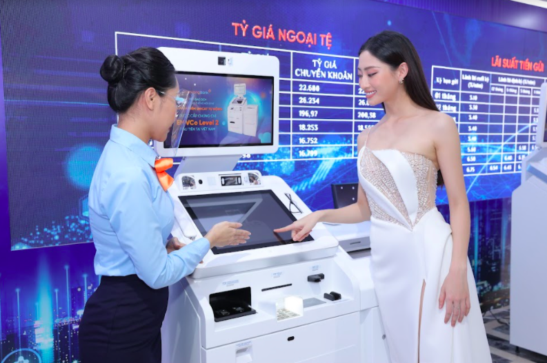 Khách mời tham dự sự kiện ấn tượng với máy giao dịch tự động thế hệ mới STM được nghiên cứu, phát triển bởi KienlongBank và các đối tác hàng đầu về công nghệ. Khách mời tham dự sự kiện ấn tượng với máy giao dịch tự động thế hệ mới STM được nghiên cứu, phát triển bởi KienlongBank và các đối tác hàng đầu về công nghệ.