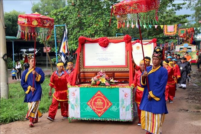 Lễ hội Dinh Thầy Thím thu hút đông đảo khách hành hương Chú thích ảnh