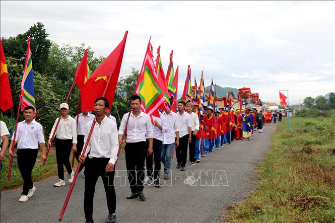 Lễ hội Dinh Thầy Thím thu hút đông đảo khách hành hương Chú thích ảnh