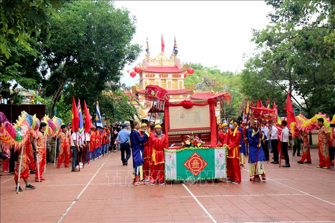 Lễ hội Dinh Thầy Thím thu hút đông đảo khách hành hương Chú thích ảnh