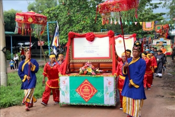 Lễ hội Dinh Thầy Thím thu hút đông đảo khách hành hương