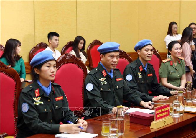 Ba sĩ quan Công an nhân dân lên đường thực hiện nhiệm vụ gìn giữ hòa bình LHQ Chú thích ảnh