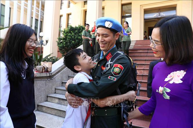 Ba sĩ quan Công an nhân dân lên đường thực hiện nhiệm vụ gìn giữ hòa bình LHQ Chú thích ảnh