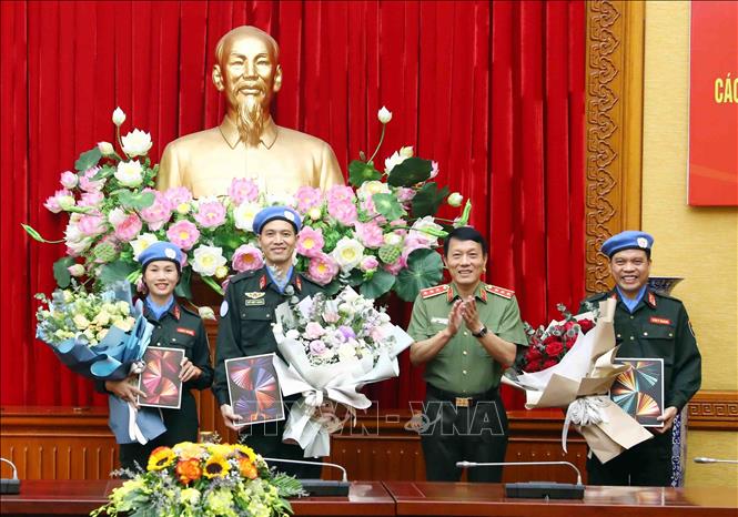Ba sĩ quan Công an nhân dân lên đường thực hiện nhiệm vụ gìn giữ hòa bình LHQ Chú thích ảnh