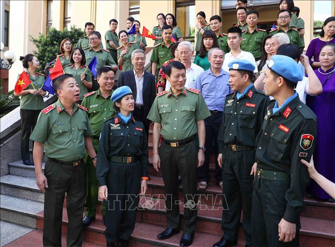 Ba sĩ quan Công an nhân dân lên đường thực hiện nhiệm vụ gìn giữ hòa bình LHQ Chú thích ảnh