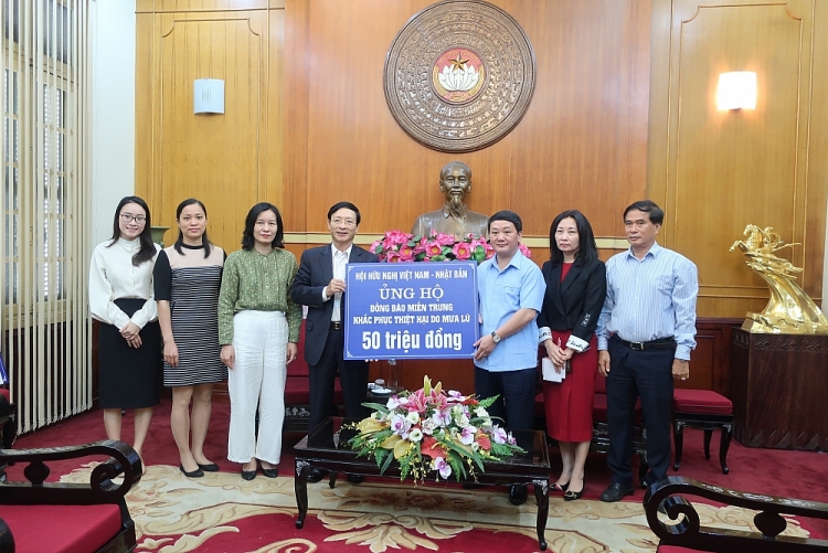 Hội Hữu nghị Việt Nam - Nhật Bản ủng hộ đồng bào vùng lũ lụt miền Trung 50 triệu đồng