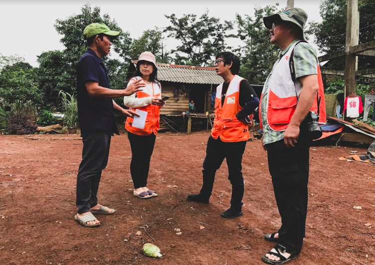 Nhân viên World Vision Việt Nam gặp gỡ người dân trong chuyến khảo sát đánh giá thiệt hại và nhu cầu để hoàn thiện kế hoạch ứng phó và phục hồi sớm. Nhân viên World Vision Việt Nam gặp gỡ người dân trong chuyến khảo sát đánh giá thiệt hại và nhu cầu để hoàn thiện kế hoạch ứng phó và phục hồi sớm.