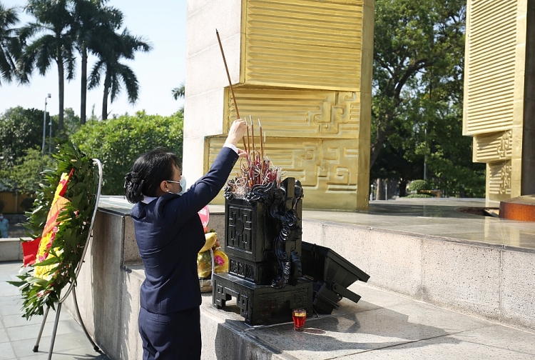 Chùm ảnh Liên hiệp Hữu nghị báo công dâng bác nhân kỷ niệm 70 năm Ngày Truyền thống Chùm ảnh Liên hiệp Hữu nghị báo công dâng bác nhân kỷ niệm 70 năm Ngày Truyền thống