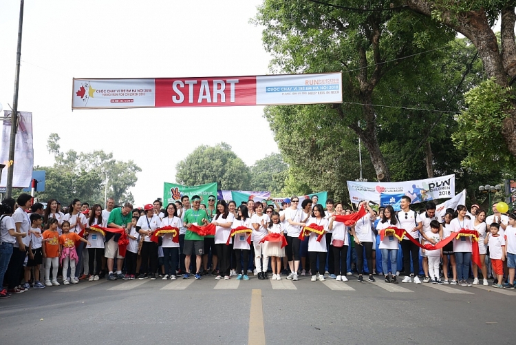 “Cuộc chạy vì trẻ em Hà Nội 2018” do Hội Hữu nghị Việt Nam – Canada phối hợp với Đại sứ quán Canada tại Việt Nam phối hợp tổ chức. “Cuộc chạy vì trẻ em Hà Nội 2018” do Hội Hữu nghị Việt Nam – Canada phối hợp với Đại sứ quán Canada tại Việt Nam phối hợp tổ chức.
