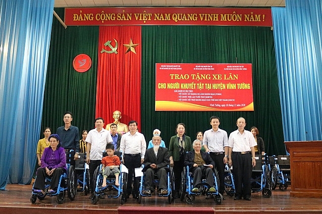 Các đại biểu và nhà tài trợ trao xe lăn cho người khuyết tật. Các đại biểu và nhà tài trợ trao xe lăn cho người khuyết tật.