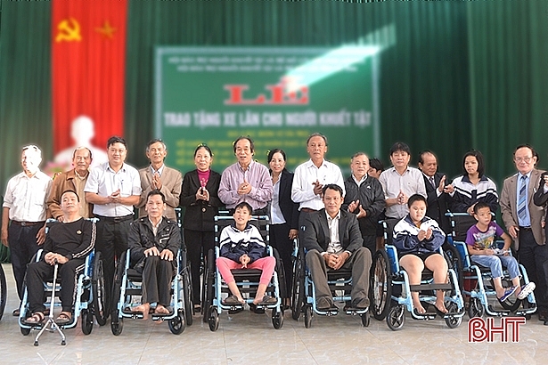 Lãnh đạo Hội Bảo trợ Người khuyết tật và Trẻ mồ côi Việt Nam cùng đại diện một số đơn vị trao xe lăn cho người khuyết tật Hà Tĩnh. Lãnh đạo Hội Bảo trợ Người khuyết tật và Trẻ mồ côi Việt Nam cùng đại diện một số đơn vị trao xe lăn cho người khuyết tật Hà Tĩnh.