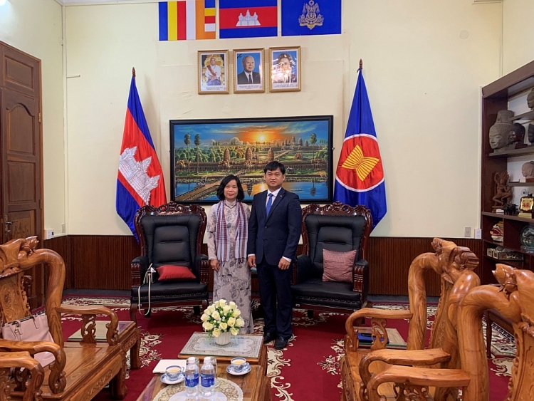 Ngài SOK Dareth, Tổng lãnh sự Campuchia và bà Trần Thị Thu Thủy, Trưởng đại diện Văn phòng đại diện phía Nam VUFO. Ngài SOK Dareth, Tổng lãnh sự Campuchia và bà Trần Thị Thu Thủy, Trưởng đại diện Văn phòng đại diện phía Nam VUFO.