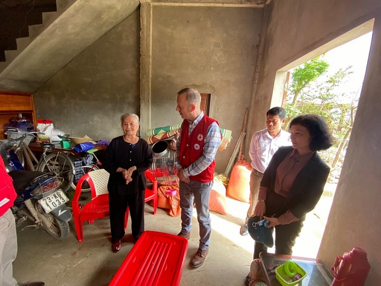 Đại sứ Anh thăm hỏi, tặng quà người dân vùng lũ tại Quảng Bình Đại sứ Anh thăm hỏi, tặng quà người dân vùng lũ tại Quảng Bình