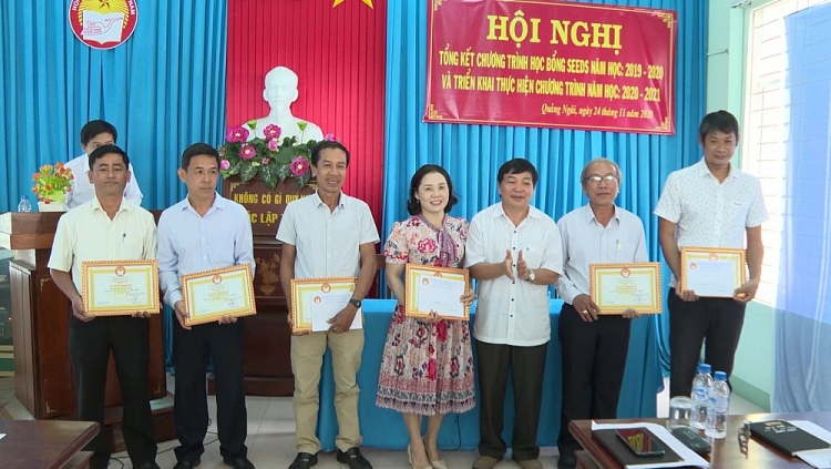 Khen thưởng cho các tập thể thực hiện tốt chương trình học bổng SEEDS.