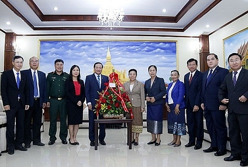 Đại sứ Nguyễn Bá Hùng cùng đoàn chúc mừng Ban đối ngoại Trung ương Lào nhân dịp 45 năm Quốc khánh. Đại sứ Nguyễn Bá Hùng cùng đoàn chúc mừng Ban đối ngoại Trung ương Lào nhân dịp 45 năm Quốc khánh.