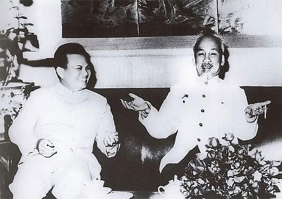 Chủ tịch Hồ Chí Minh và Chủ tịch Kaysone Phomvihane tại Hà Nội năm 1966. Chủ tịch Hồ Chí Minh và Chủ tịch Kaysone Phomvihane tại Hà Nội năm 1966.