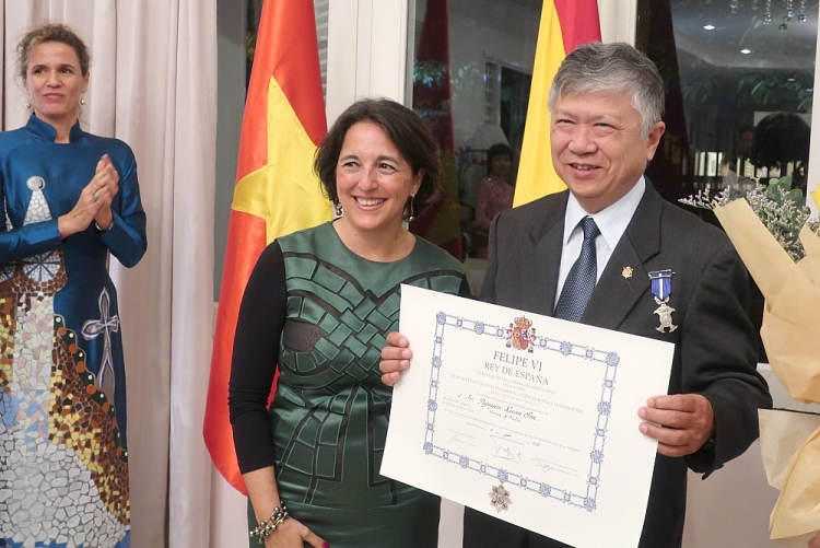 Chủ tịch Hội Hữu nghị Việt Nam-Tây Ban Nha nhận Huân chương Công trạng Dân sự của Nhà vua Tây Ban Nha