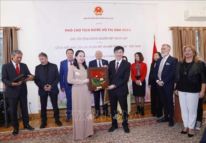 Phó Chủ tịch nước Võ Thị Ánh Xuân gặp đại diện cộng đồng người Việt tại Hy Lạp Phó Chủ tịch nước Võ Thị Ánh Xuân gặp đại diện cộng đồng người Việt tại Hy Lạp Ảnh thời sự trong nước - Nội chính & Ngoại giao - Thông tấn xã V