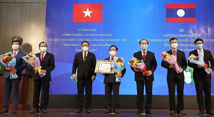 Thừa ủy nhiệm của Chủ tịch nước CHDCND Lào, Ngài Viengxay Phommachanh - Tổng lãnh sự Lào tại Đà Nẵng trao tặng Huân chương Lao động Hạng Ba của Lào cho ĐH Đà Nẵng. Thừa ủy nhiệm của Chủ tịch nước CHDCND Lào, Ngài Viengxay Phommachanh - Tổng lãnh sự Lào tại Đà Nẵng trao tặng Huân chương Lao động Hạng Ba của Lào cho ĐH Đà Nẵng.