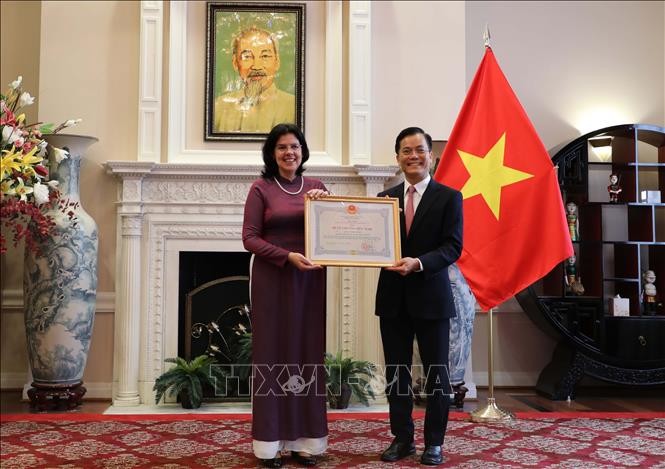 Đại sứ Việt Nam tại Mỹ Hà Kim Ngọc trao tặng Huân chương Hữu nghị cho Đại sứ Lianys Torres Rivera. Đại sứ Việt Nam tại Mỹ Hà Kim Ngọc trao tặng Huân chương Hữu nghị cho Đại sứ Lianys Torres Rivera.