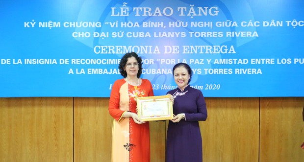 Chủ tịch Liên hiệp các tổ chức Hữu nghị Việt Nam Nguyễn Phương Nga trao Kỷ niệm chương cho Đại sứ Đặc mệnh toàn quyền Cuba tại Việt Nam Lianys Torres Rivera. Chủ tịch Liên hiệp các tổ chức Hữu nghị Việt Nam Nguyễn Phương Nga trao Kỷ niệm chương cho Đại sứ Đặc mệnh toàn quyền Cuba tại Việt Nam Lianys Torres Rivera.