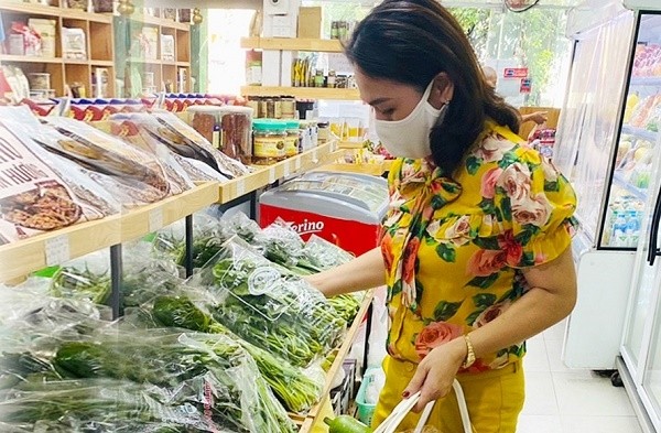 Hội viên phụ nữ phường Liễu Giai, quận Ba Đình đi chợ hộ hội viên. (Ảnh: VGP/Thùy Linh)