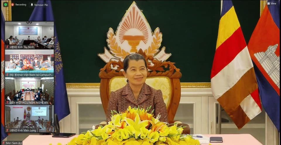bà Kiti Songha Bondith Men Sam An, Ủy viên Ban Thường vụ, Trưởng Ban Dân vận Trung ương Đảng Nhân dân Campuchia, Phó Thủ tướng Chính phủ Hoàng gia Campuchia, Chủ tịch Hội Hữu nghị Campuchia – Việt Nam phát biểu chúc mừng Đại hội. bà Kiti Songha Bondith Men Sam An, Ủy viên Ban Thường vụ, Trưởng Ban Dân vận Trung ương Đảng Nhân dân Campuchia, Phó Thủ tướng Chính phủ Hoàng gia Campuchia, Chủ tịch Hội Hữu nghị Campuchia – Việt Nam phát biểu chúc mừng Đại hội.