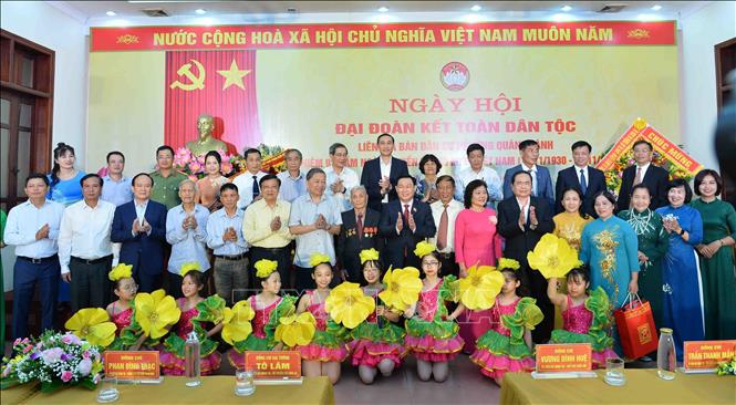 Chủ tịch Quốc hội Vương Đình Huệ dự Ngày hội Đại đoàn kết toàn dân tộc tại phường Quán Thánh, Hà Nội Chú thích ảnh
