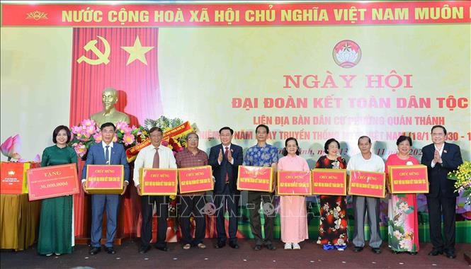 Chủ tịch Quốc hội Vương Đình Huệ dự Ngày hội Đại đoàn kết toàn dân tộc tại phường Quán Thánh, Hà Nội Chú thích ảnh