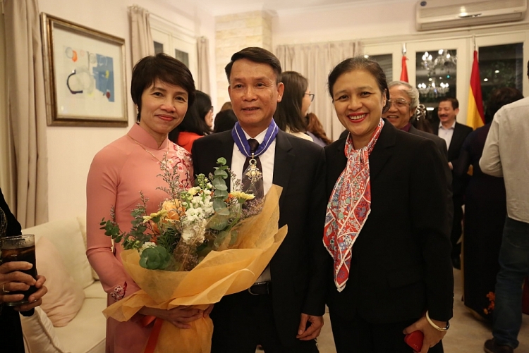 Chủ tịch Hội Hữu nghị Việt Nam-Tây Ban Nha Nguyễn Đức Lợi nhận huân chương cao quý của Nhà vua Tây Ban Nha