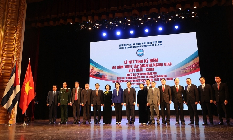 Các đại biểu chụp hình lưu niệm. Các đại biểu chụp hình lưu niệm.