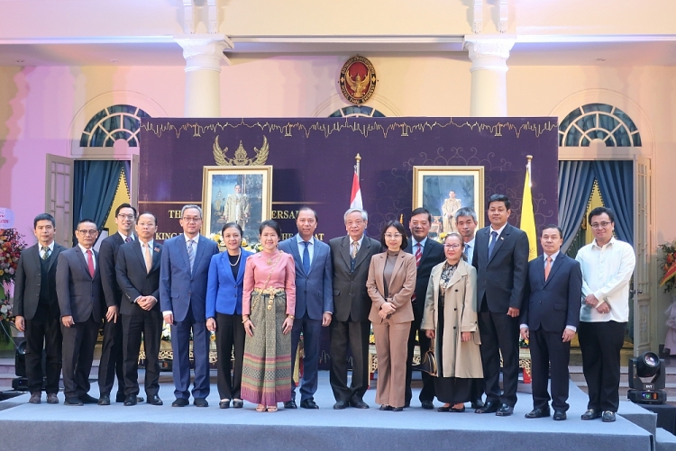 Các đại biểu chụp ảnh lưu niệm tại buổi lễ. Các đại biểu chụp ảnh lưu niệm tại buổi lễ.