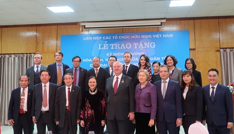 Trao kỷ niệm chương "Vì hoà bình, hữu nghị giữa các dân tộc" cho Đại sứ Nga tại Việt Nam Trao kỷ niệm chương "Vì hoà bình, hữu nghị giữa các dân tộc" cho Đại sứ Nga tại Việt Nam
