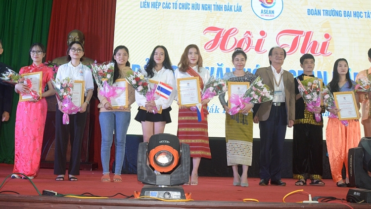 Ban tổ chức trao giải cho các đội có thành tích xuất sắc tại hội thi. Ban tổ chức trao giải cho các đội có thành tích xuất sắc tại hội thi.