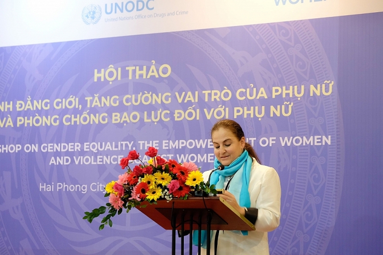Bà Elisa Fernandez phát biểu tại Lễ Khai mạc Hội thảo. Bà Elisa Fernandez phát biểu tại Lễ Khai mạc Hội thảo.