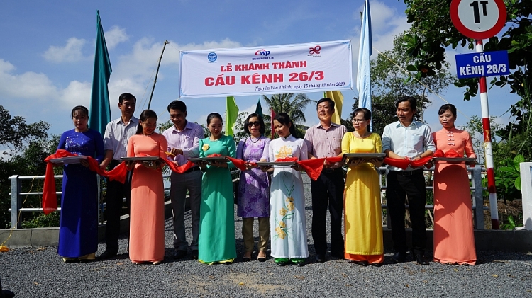 Các đại biểu và đại diện nhà tài trợ cắt băng khánh thành cầu 26/3.
