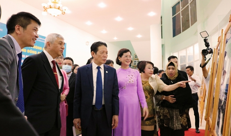 Thứ trưởng Bộ TT&TT Hoàng Vĩnh Bảo, Phó Chủ tịch UBND tỉnh Trần Tuyết Minh, cùng Tổng lãnh sự các nước tham quan triển lãm. Thứ trưởng Bộ TT&TT Hoàng Vĩnh Bảo, Phó Chủ tịch UBND tỉnh Trần Tuyết Minh, cùng Tổng lãnh sự các nước tham quan triển lãm.