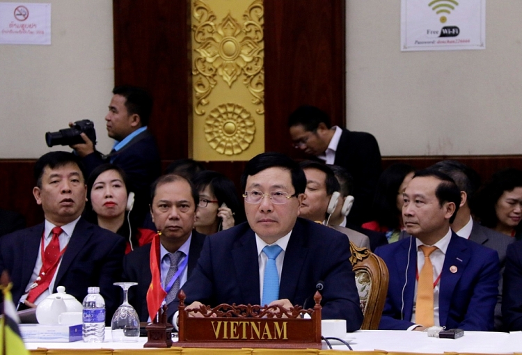 Phó Thủ tướng, Bộ trưởng Ngoại giao Phạm Bình Minh tại Hội nghị đặc biệt Bộ trưởng Ngoại giao ASEAN – Trung Quốc về hợp tác ứng phó COVID – 19. Phó Thủ tướng, Bộ trưởng Ngoại giao Phạm Bình Minh tại Hội nghị đặc biệt Bộ trưởng Ngoại giao ASEAN – Trung Quốc về hợp tác ứng phó COVID – 19.