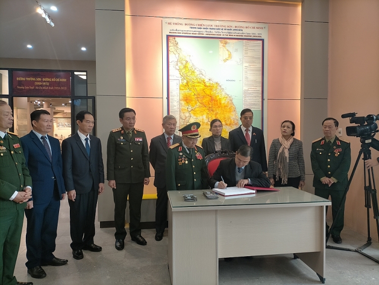 Hội Truyền thống Trường Sơn - đường Hồ Chí Minh đã góp phần quan trọng vào việc vun đắp quan hệ hữu nghị Việt-Lào Hội Truyền thống Trường Sơn - đường Hồ Chí Minh đã góp phần quan trọng vào việc vun đắp quan hệ hữu nghị Việt-Lào