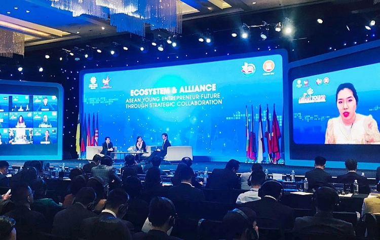 Các diễn giả và doanh nhân trẻ ASEAN trao đổi, chia sẻ kinh nghiệm. Các diễn giả và doanh nhân trẻ ASEAN trao đổi, chia sẻ kinh nghiệm.