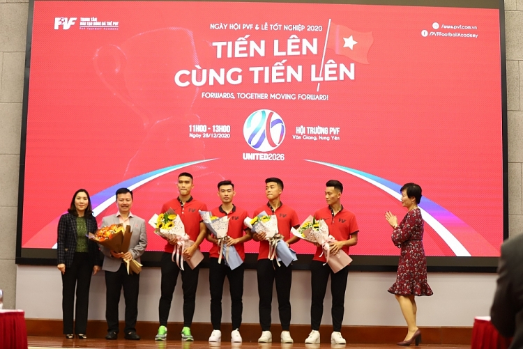 Bà Phan Thu Hương, Tổng Giám đốc PVF (ngoài cùng bên phải) và bà Nguyễn Thị Mỹ Dung, Phó Tổng Giám đốc PVF (ngoài cùng bên trái) bàn giao cầu thủ cho CLB bóng đá Sài Gòn. Bà Phan Thu Hương, Tổng Giám đốc PVF (ngoài cùng bên phải) và bà Nguyễn Thị Mỹ Dung, Phó Tổng Giám đốc PVF (ngoài cùng bên trái) bàn giao cầu thủ cho CLB bóng đá Sài Gòn.