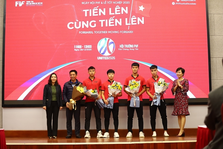 Bà Phan Thu Hương, Tổng Giám đốc PVF (ngoài cùng bên phải) và bà Nguyễn Thị Mỹ Dung, Phó Tổng Giám đốc PVF (ngoài cùng bên trái) bàn giao cầu thủ cho CLB bóng đá SHB Đà Nẵng. Bà Phan Thu Hương, Tổng Giám đốc PVF (ngoài cùng bên phải) và bà Nguyễn Thị Mỹ Dung, Phó Tổng Giám đốc PVF (ngoài cùng bên trái) bàn giao cầu thủ cho CLB bóng đá SHB Đà Nẵng.